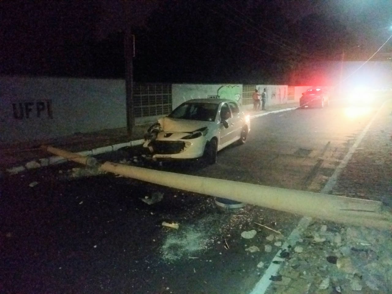 Carro derruba poste após colisão próximo à UFPI