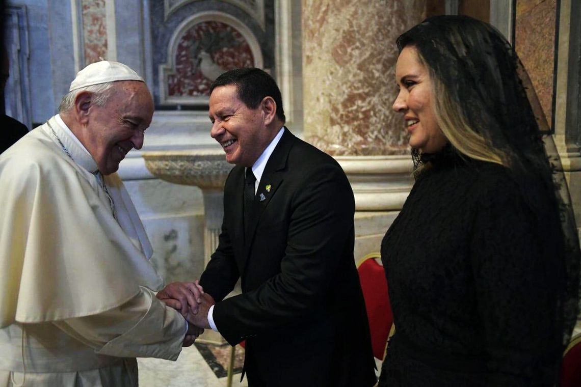 Hamilton Mourão e esposa são cumprimentados pelo Papa Francisco no Vaticano