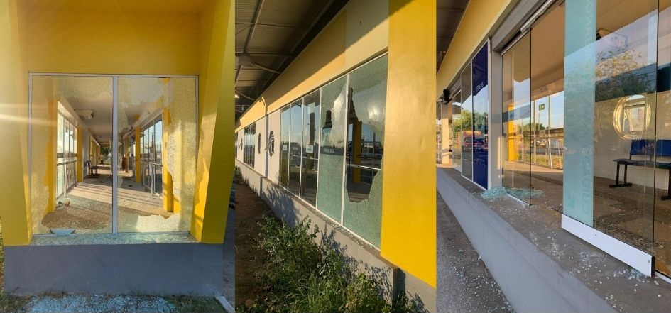 Terminal de ônibus depredado