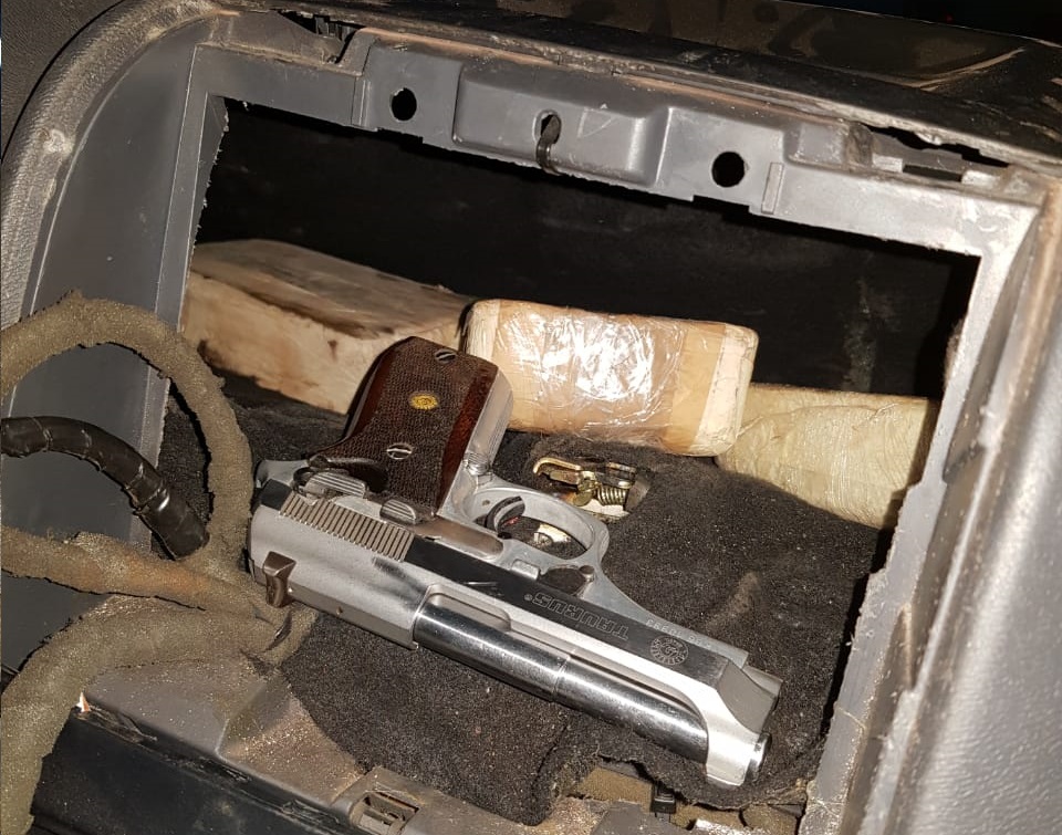 Arma encontrada no carro pela DEPRE