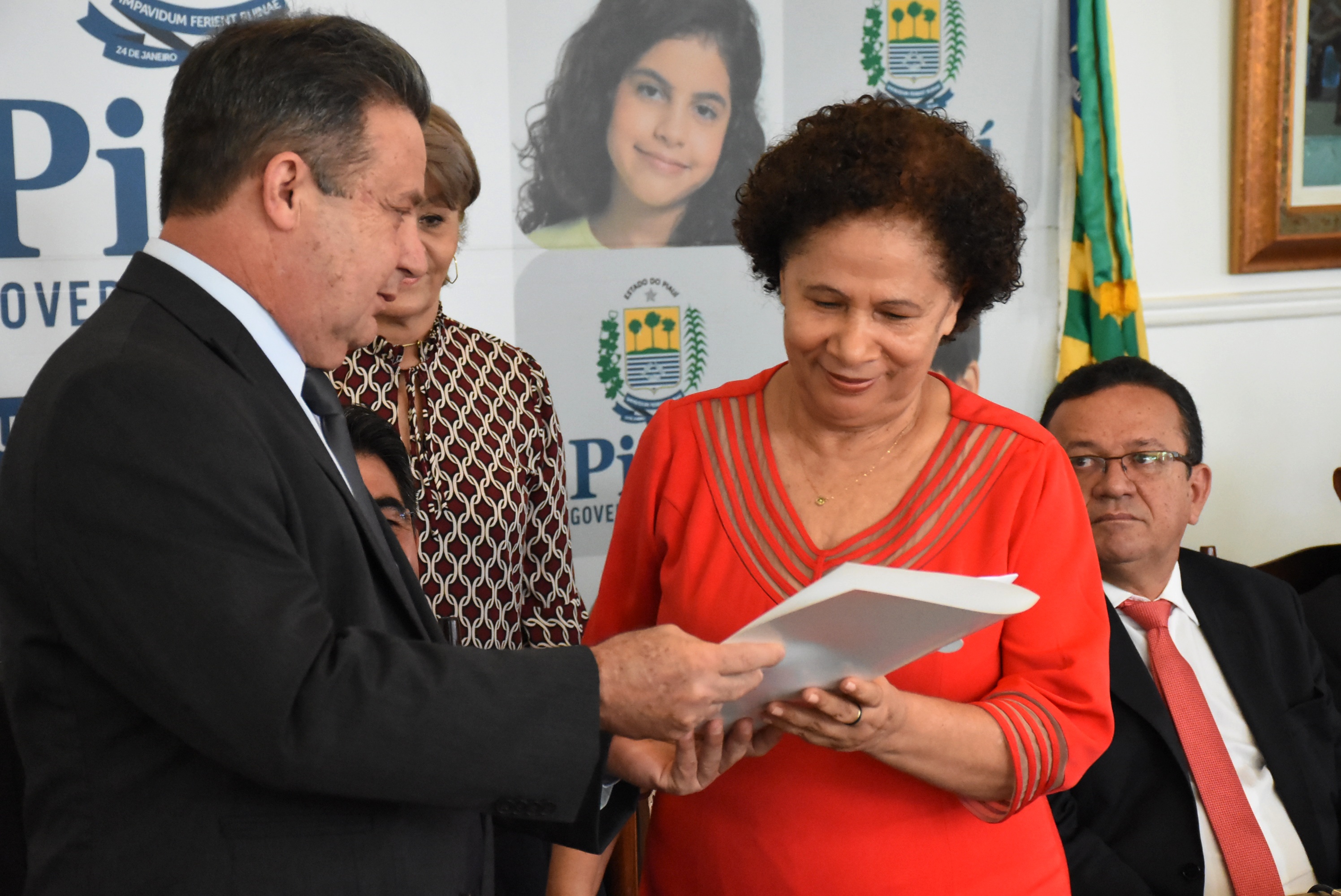 Corregedor Geral da Justiça, Hillo de Almeida com a vice-governadora Regina Sousa, observado pelo presidente do TJ, Sebastião Martins