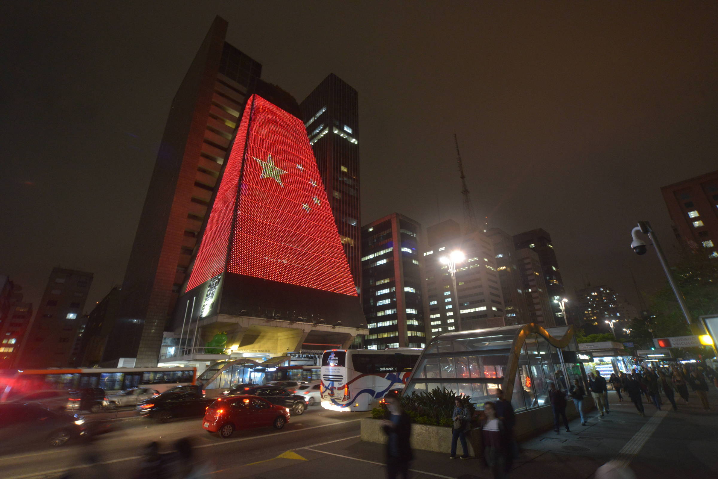 Federação das Indústrias de São Paulo celebra a Revolução Comunista com a bandeira chinesa na fachada