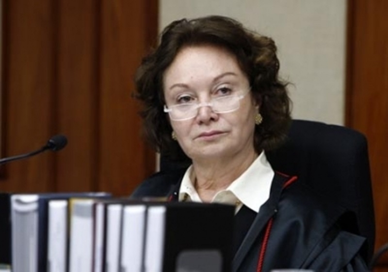 Na hipótese dos autos, a relatora observou que, diferentemente do entendimento das instâncias ordinárias, a situação a que foi exposta a recorrente foi capaz de abalar a sua integridade psíquica