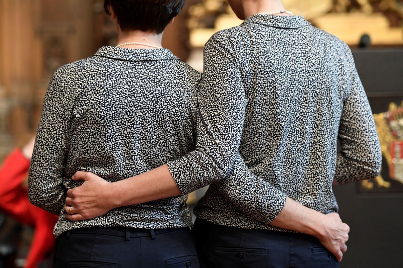 No casamento entre mulheres, foram registradas 549 uniões em novembro e 1.906 em dezembro do ano passado.