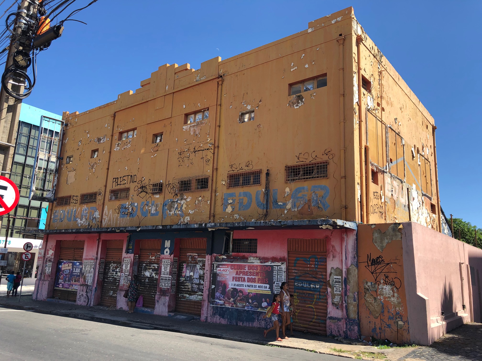 Estrutura interna do prédio está em ruína, o que é grave, por ser local de grande movimentação de pessoas