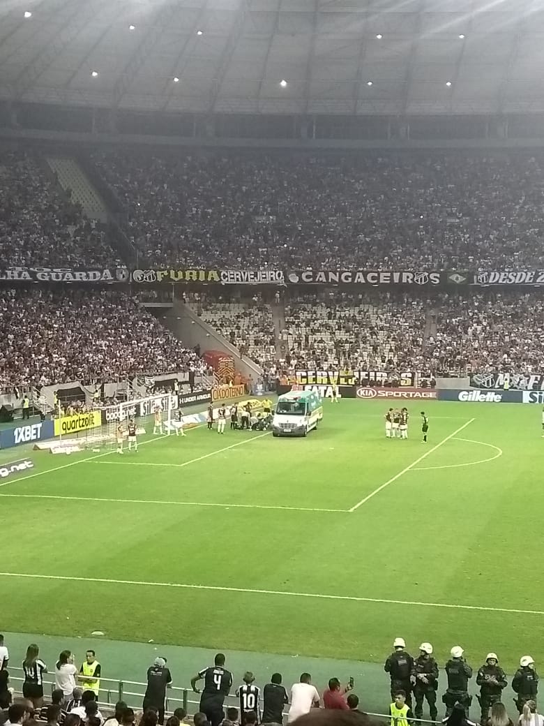 Ambulância entra em campo para socorrer jogador do Ceará