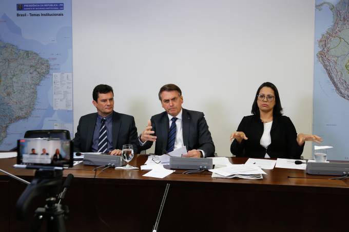 O presidente Jair Bolsonaro ao lado do ministro Sergio Moro (Justiça e Segurança Pública) e da intérprete de libras Elisângela Castelo Branco