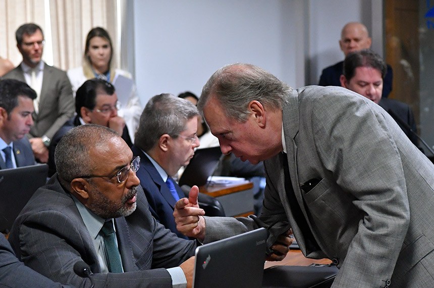 Paulo Paim conversa com o relator da reforma da Previdência, Tasso Jereissati, durante a reunião da Comissão de Constituição e Justiça em que relatório sobre a PEC 6/2019 foi apresentado