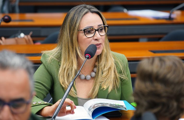 Rejane Dias (PT-PI), autora do Projeto de Lei sobre Vitiligo