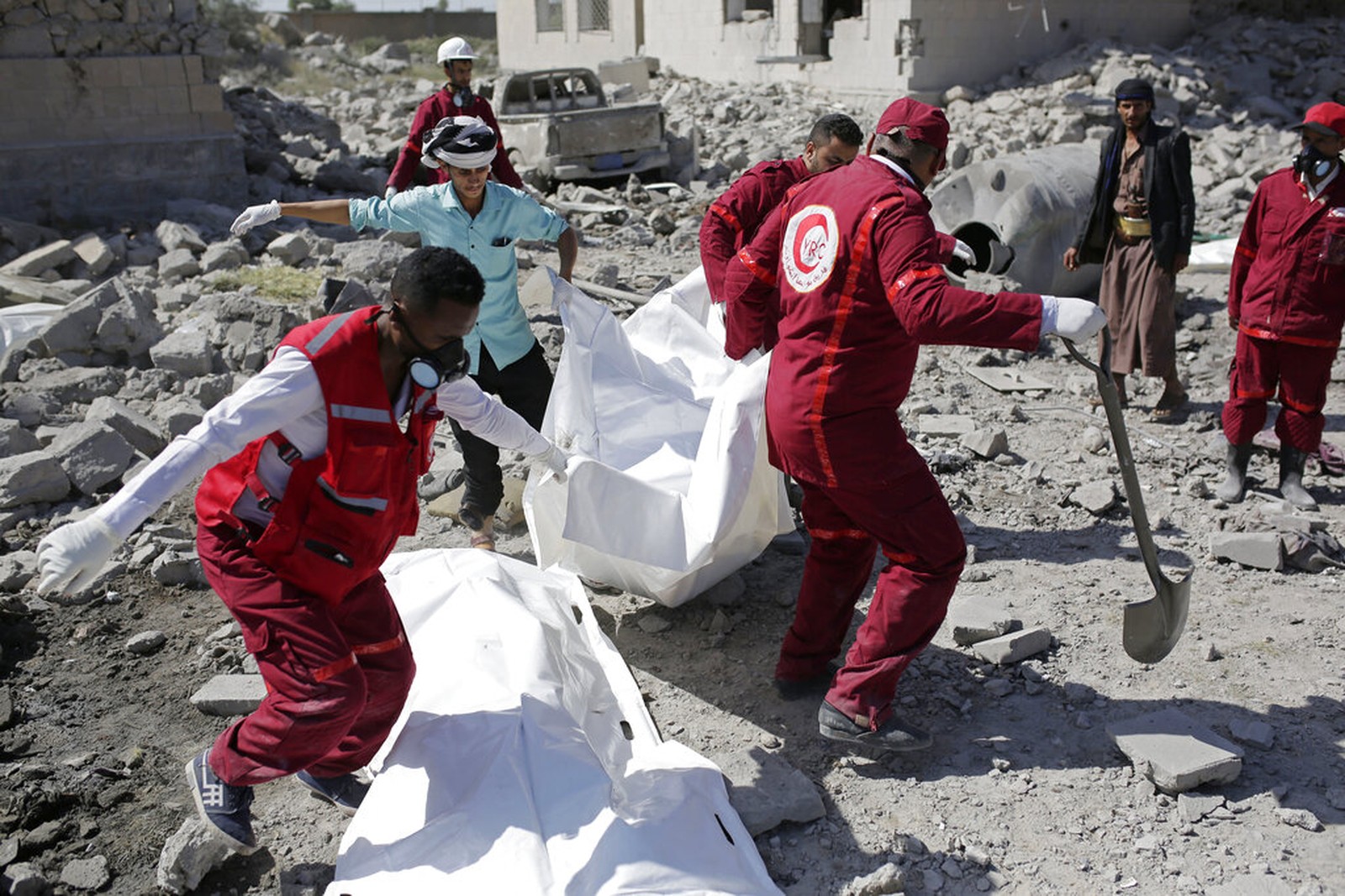 Destroços em consequência da insanidade da Guerra