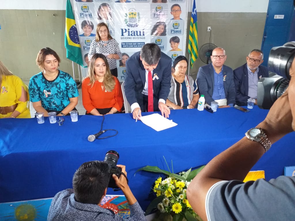 Governador Wellington Dias assina lei que autoriza doação de terreno à AMA