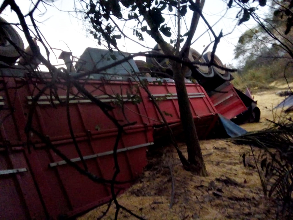 Homem morre após tombar carreta