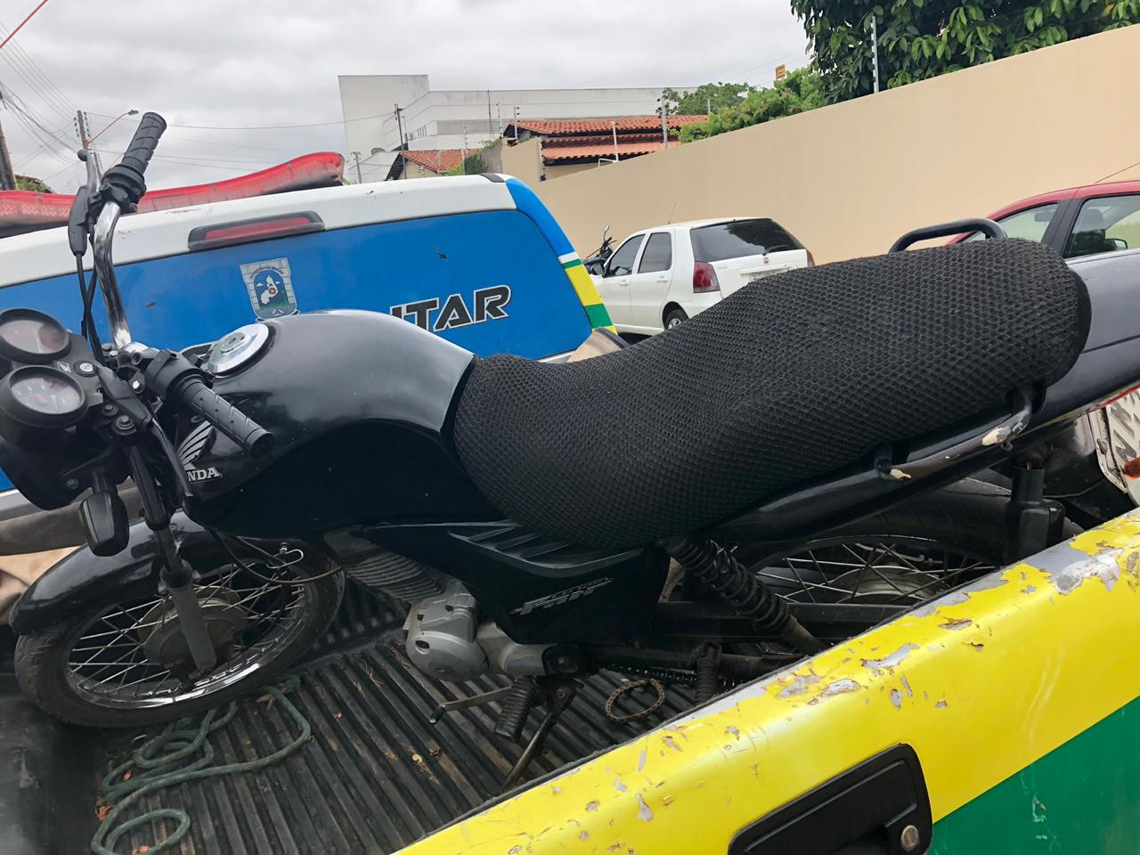 Moto apreendida em posse de foragidos da justiça, presos nessa manhã de segunda-feira (30)