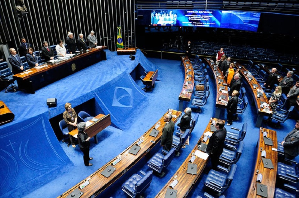 O Instituto Legislativo Brasileiro (ILB), órgão do Senado Federal, oferece cursos a distância, todos gratuitos, tanto para os servidores da Casa, como para a população em geral.