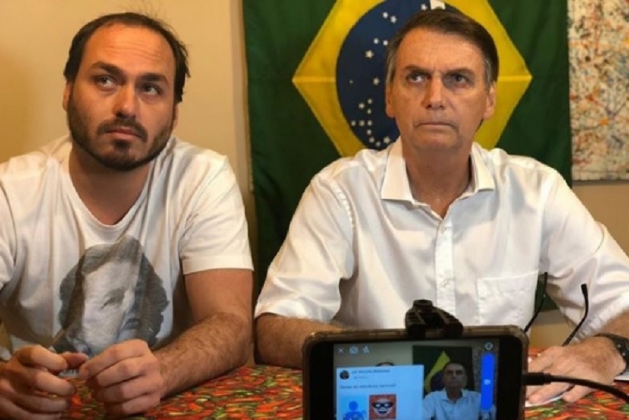 O vereador  do Rio de Janeiro (RJ) Carlos Bolsonaro com o pai, Jair, durante a campanha eleitoral.
