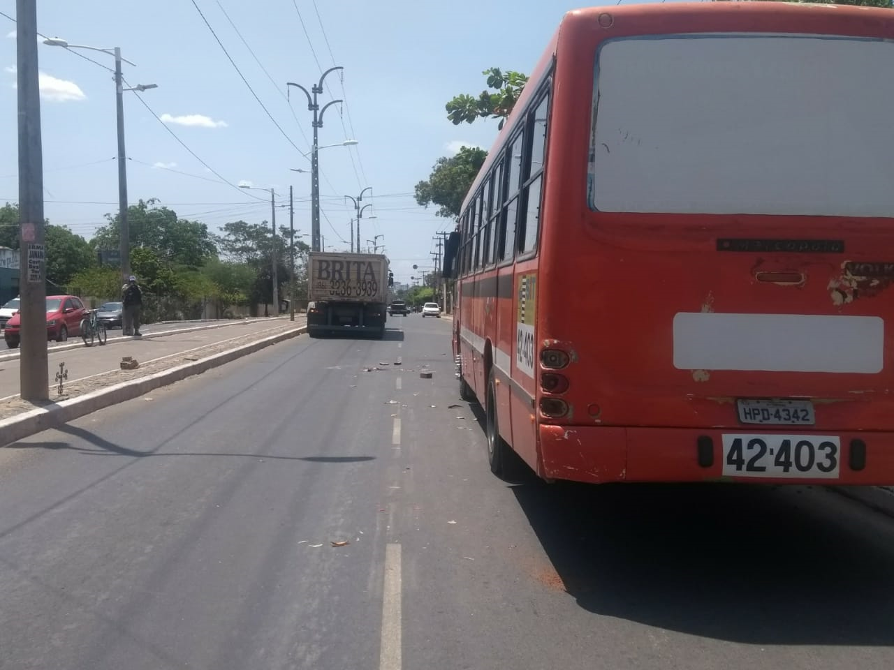 ônibus e mais distante a carreta que passou por cima da xcabeça da vítima