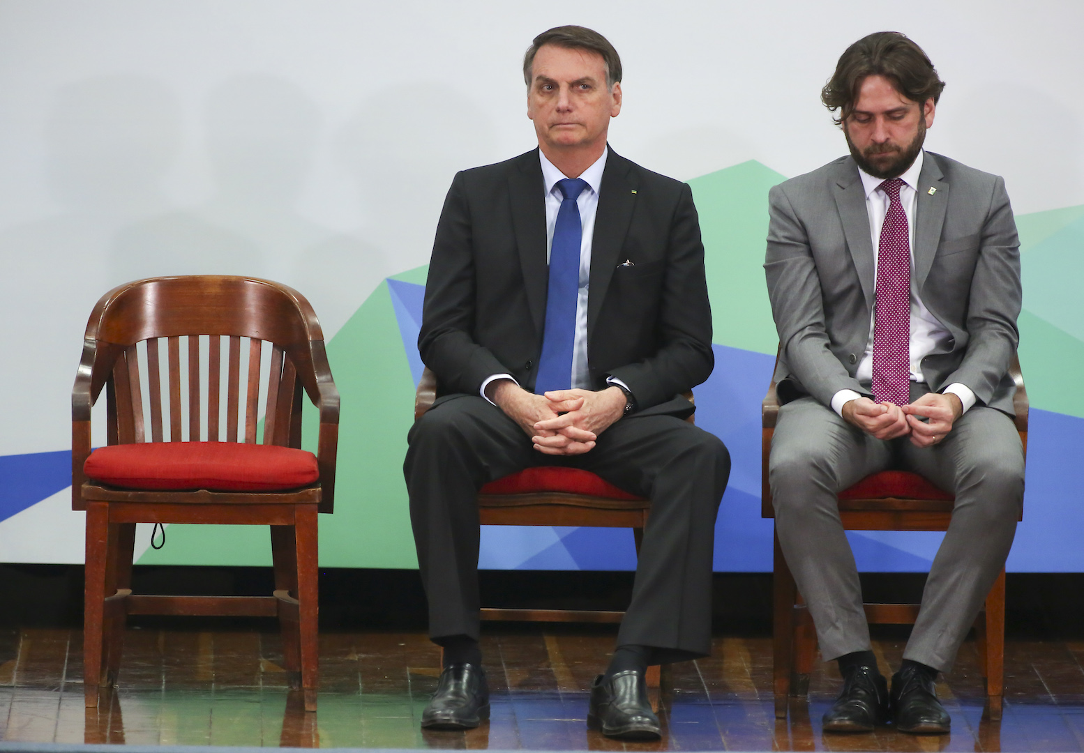 Bolsonaro ao lado de Vicente Santini (dir.) em cerimônia pela assinatura de um decreto em setembro de 2019