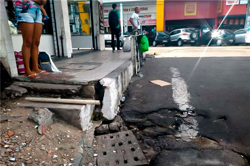 Em Aracaju (SE), calçada com piso danificado e altura inadequada para pedestres