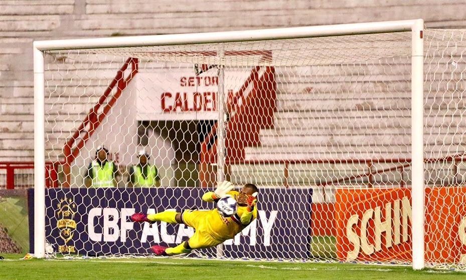 Mondragon defendendo o gol durante a partida