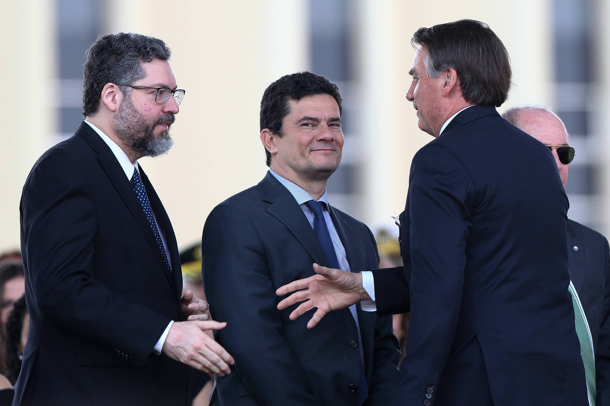 Os ministros Ernesto Araújo (esq.) e Sergio Moro (centro), que usaram aviões da FAB em missões no exterior, e o presidente Jair Bolsonaro