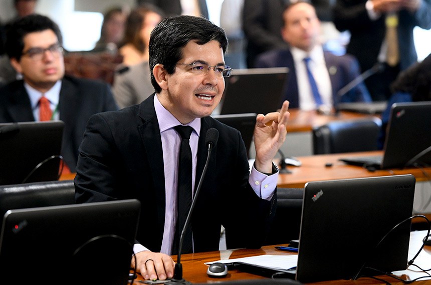 Randolfe protocolou requerimentos em duas comissões para cobrar esclarecimentos de Weintraub Fonte: Agência Senado