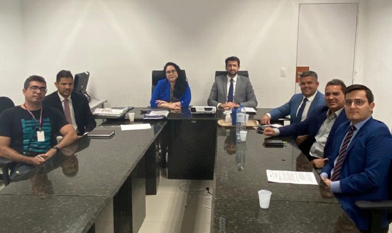Reunião durante a qual foi assinado o TAC, na Sede Leste do MPPI em Teresina.