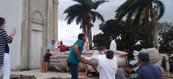 Momento preparatório em que os colaboradores procuram a melhor forma de conduzir o Cristo até à torre da Igreja