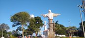 O Cristo antigo no novo monumento e ao fundo vê-se o novo na torre da Igrejinha