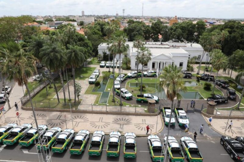 Viaturas tomam conta dos jardins do Karnak