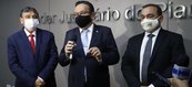 Da esquerda para a direita: o governador do Estado, Wellington Dias; o presidente do TJ-PI, desembargador Sebastião Ribeiro Martins; e o desembargador Erivan Lopes