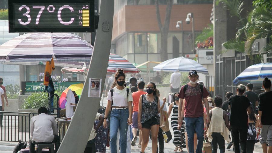 Pedestres enfrentam forte calor na Avenida Paulista, na região central de São Paulo