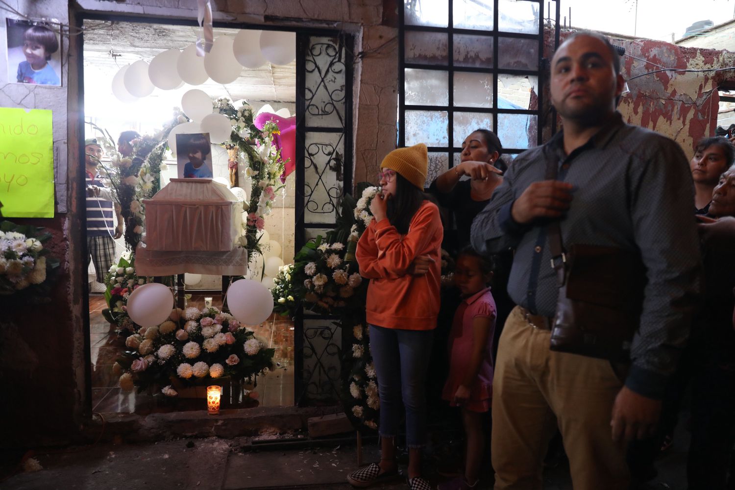 Amigos e familiares acompanham o funeral de Fátima nesta segunda-feira, em Tulyehualco, na Cidade do México