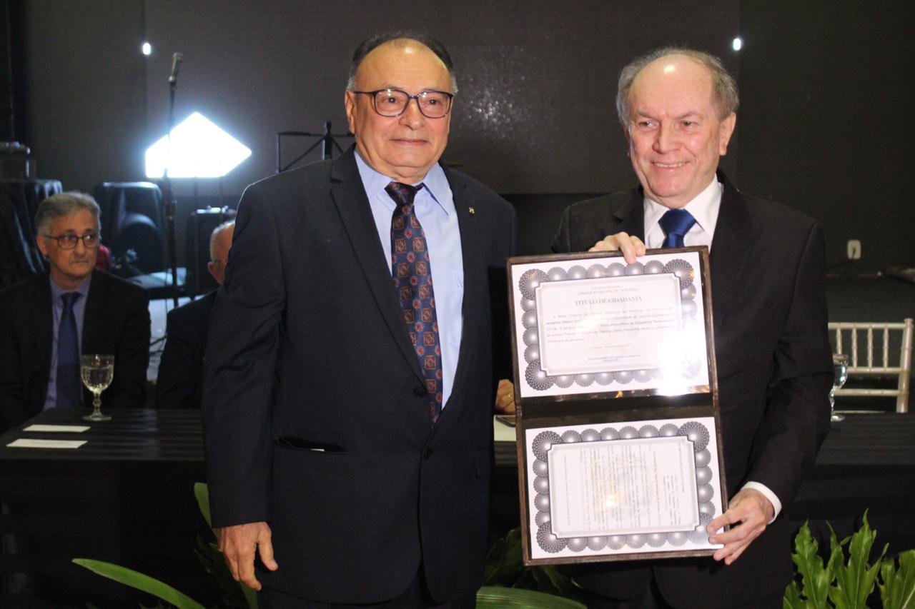 Olésio Coutinho, autor da honraria, entrega título de cidadania ao homenageado
