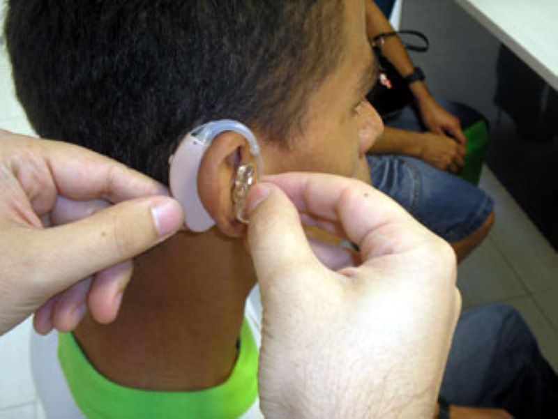 Os estudantes com deficiência auditiva vão poder usar a tecnologia do Sistema de Frequência Modulada Pessoal do SUS