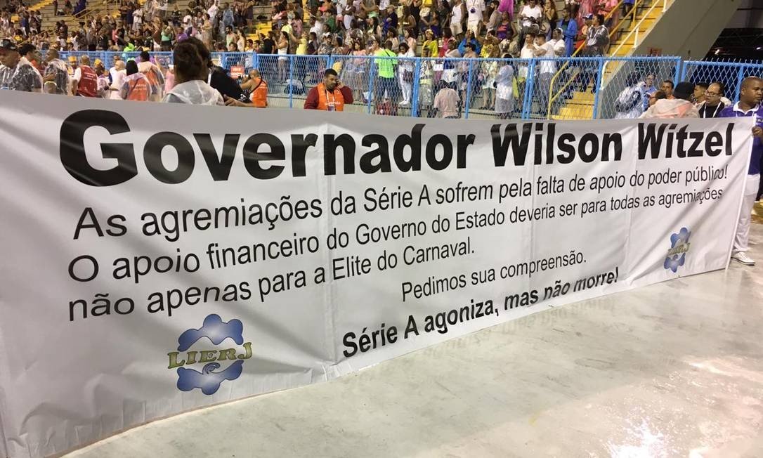 Por meio de uma faixa, liga que organiza o desfile afirmou que “sofre pela falta de apoio do poder público”