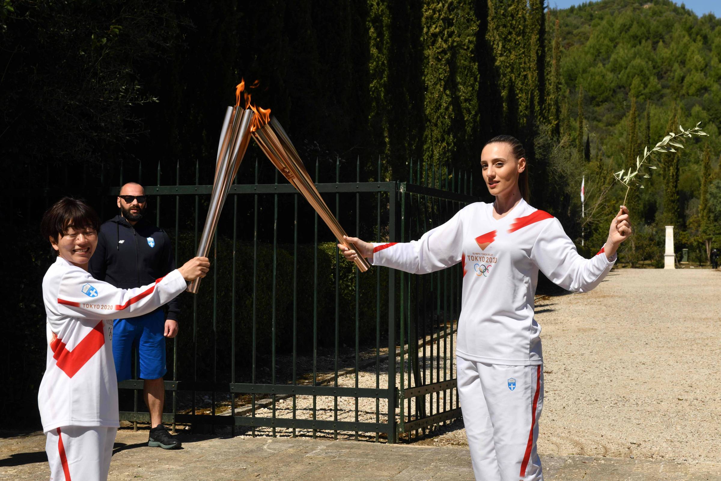 A grega Anna Korakaki passa a chama olímpica para a japonesa Mizuki Noguchi