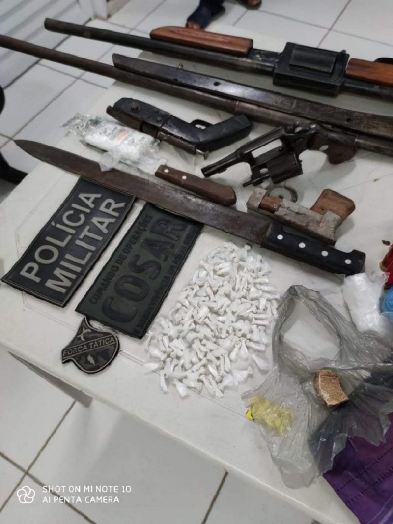 A Polícia Militarapreendeu cinco armas de fogo, uma grande quantidade de drogas e quatro suspeitos de assassinato no Interior do Estado