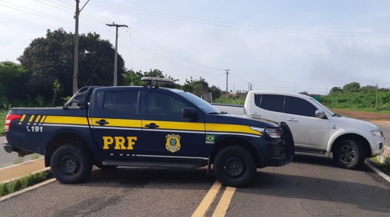 A Polícia Rodoviária Federal prendeu em Parnaíba (PI), um homem foragido da justiça que estava em um carro supostamente roubado.