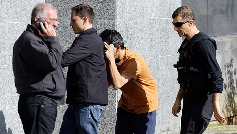Agentes chegam à Polícia Federal, na Lapa, com detido na Operação Boca Livre em junho de 2016