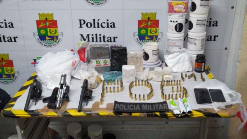 Armas e drogas foram encontrados na residência do acusado.