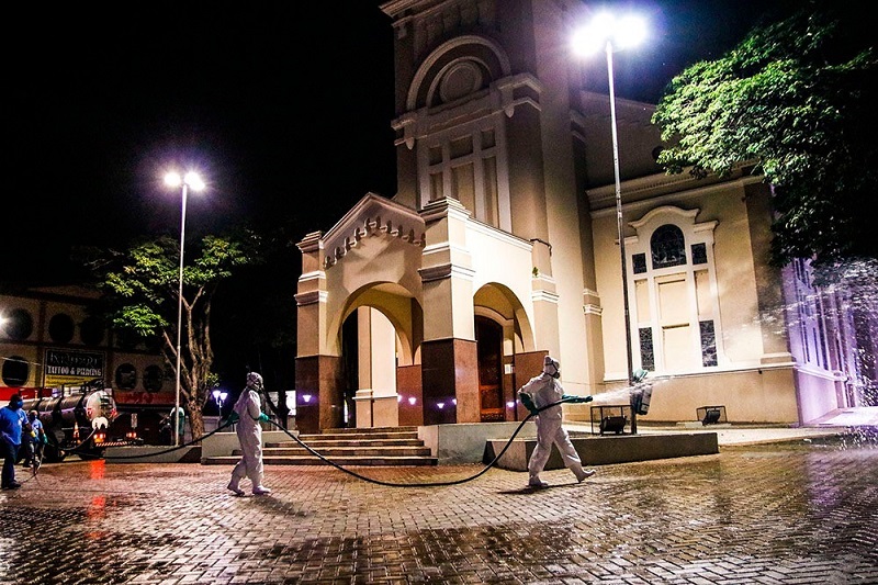 Equipes fazem desinfecção nas ruas de Santa Bárbara d'Oeste contra o novo coronavírus.