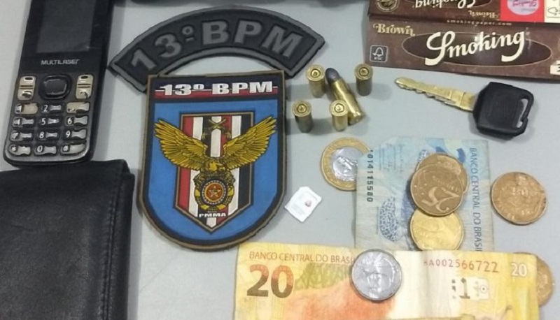Foram encontrados com os suspeitos, um revólver calibre 32, com 04(quatro) munições deflagradas e 01(uma) intacta