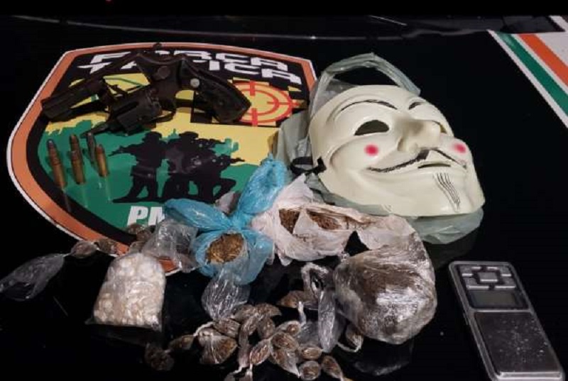 Na ocasião, uma arma de fogo e drogas foram apreendias