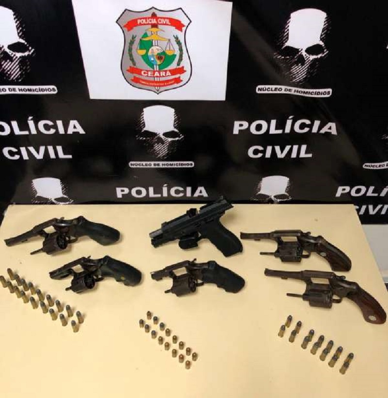 Nessa sexta-feira (13), os policiais civis retiraram quatro armas de fogo de circulação e capturaram dois homens.