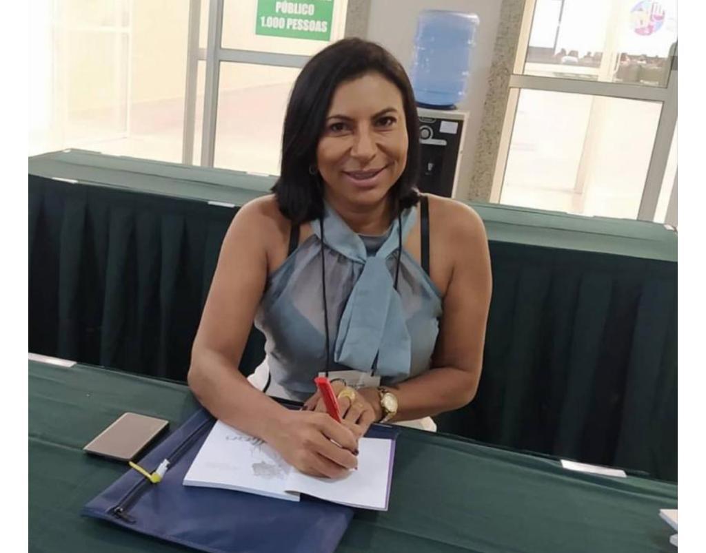 Noélia Sampaio lança livro de coletânea de artigos com outros profissionais em Fortaleza no CE