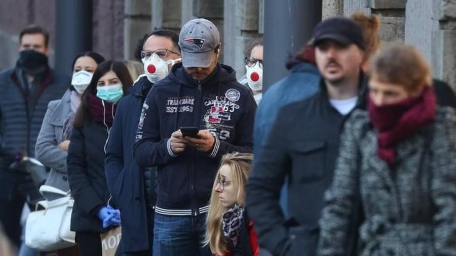 Pessoas fazem fila para serem testadas para o novo coronavírus em Frankfurt, na Alemanha