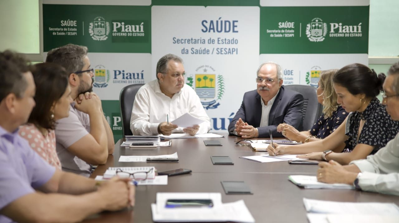 Secretários de Saúde e de Governo, Florentino Neto e Osmar Júnior, em reunião preparatória contra Coronavírus