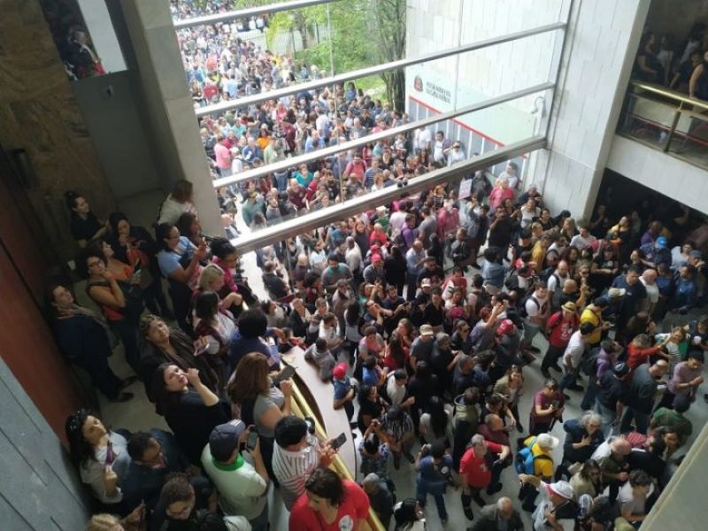 Servidores estiveram em peso na Alesp, mesmo com a manobra de mudança de horário da sessão.