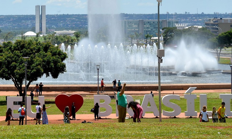 A festa prevista para comemorar os 60 anos de Brasília, acabou sendo adiada pelo governo do DF, e boa parte da celebração migrou para a internet
