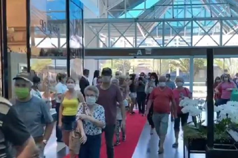 A portaria que libera a reabertura dos shoppings estabelece que os administradores são os responsáveis pelo controle do número de clientes no local